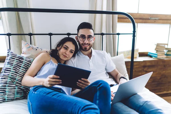 Lächelnde Erwachsene Frau Jeans Mit Digitalem Tablet Liegt Auf Der — Stockfoto