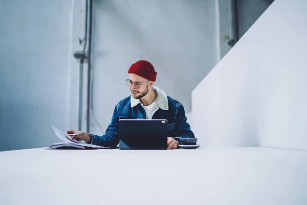 Hombre Joven Feliz Traje Casual Comprobando Documentos Sonriendo Mientras Está —  Fotos de Stock