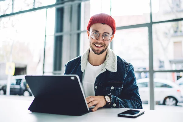 Lachende Jonge Stijlvolle Mannelijke Freelancer Warme Kleren Glazen Zitten Aan — Stockfoto