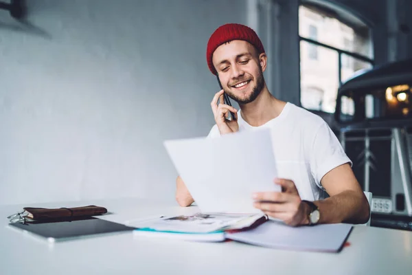 Veselý Moderní Hipster Muž Červené Čepici Sedí Pracovišti Tabletem Sešity — Stock fotografie