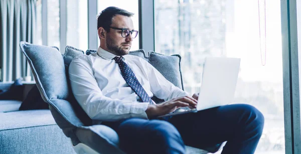 Ejecutivo Enfocado Masculino Ropa Formal Con Corbata Gafas Usando Escritura — Foto de Stock