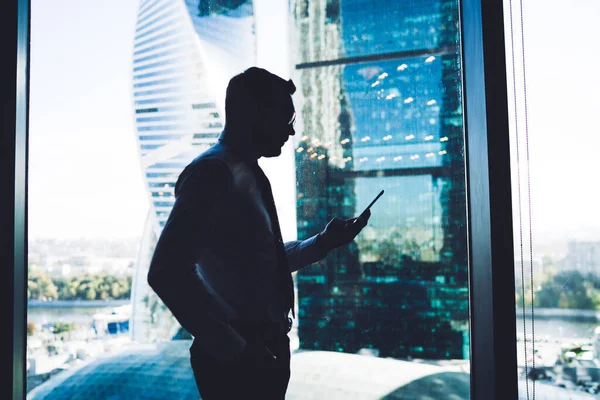 Varón Serio Ropa Formal Gafas Con Mano Bolsillo Usando Teléfono — Foto de Stock