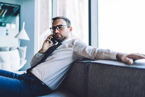 Serious Young Man Formal Clothes Tie Glasses Arm Sofa Listening — Stock Photo, Image