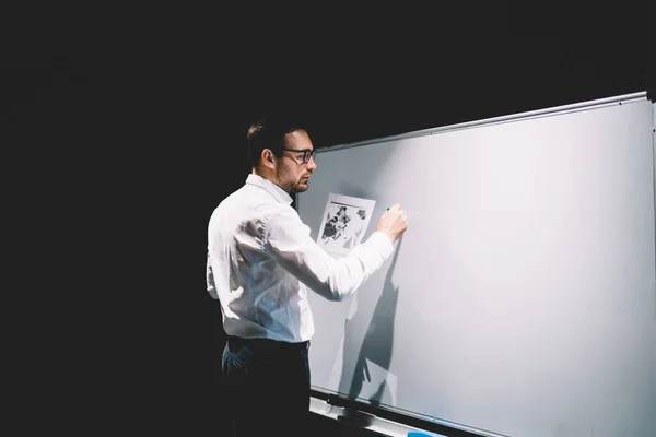 Hombre Enfocado Con Éxito Ropa Formal Gafas Escribiendo Información Sobre — Foto de Stock