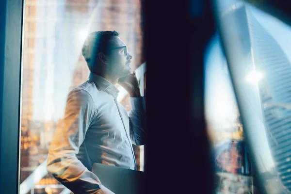 Vista Lateral Través Ventana Del Rascacielos Joven Hombre Negocios Vestido — Foto de Stock