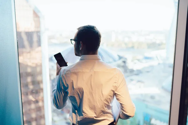 Zadní Pohled Mladou Kancelářskou Pracovnici Brýlemi Obrazovce Telefonu Stojící Vedle — Stock fotografie