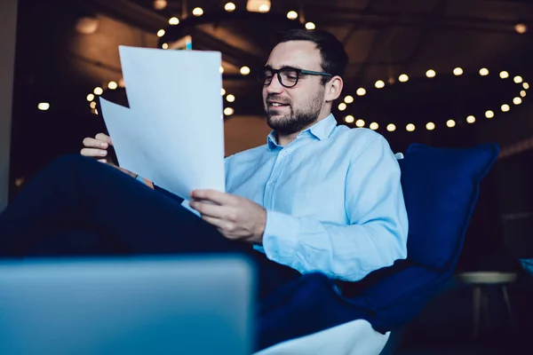 Empresario Masculino Inteligente Que Comprueba Informe Que Analiza Con Información — Foto de Stock