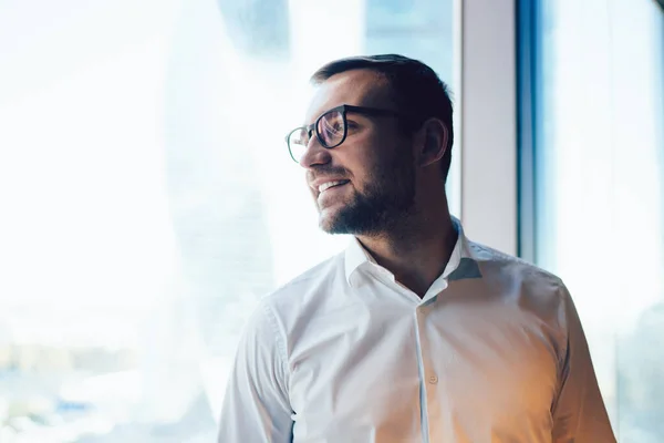 Cheerful Caucasian Employee Classic Eyewear Looking Away Smiling Work Day — Stock Photo, Image