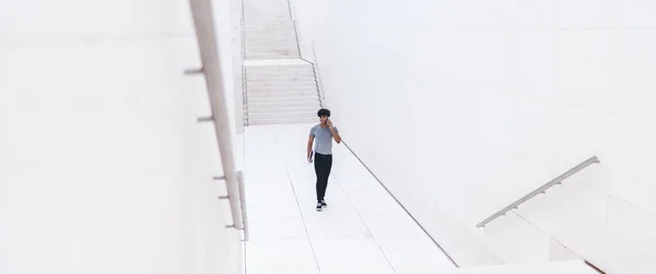 Casual Modern Male Talking Smartphone While Strolling Hallway Modern White — Stock Photo, Image