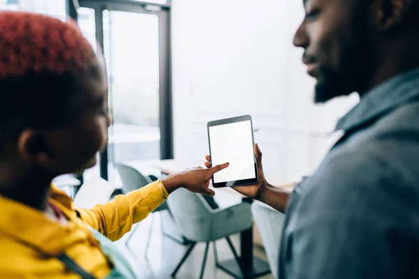 Nachdenklicher Afroamerikaner Demonstriert Leeren Bildschirm Des Digitalen Tablets Während Kollege — Stockfoto