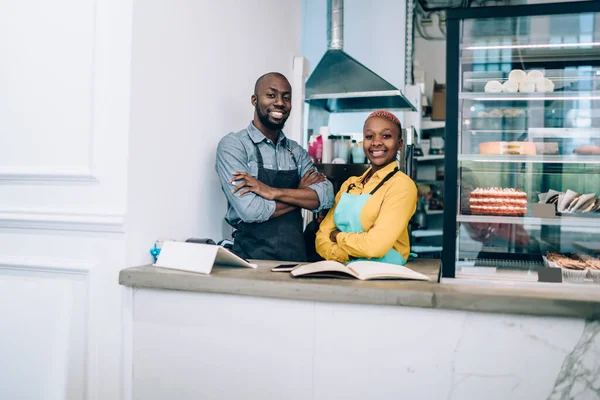 Sorrindo Alegres Cozinheiros Afro Americanos Camisas Amarelas Cinza Aventais Azuis — Fotografia de Stock