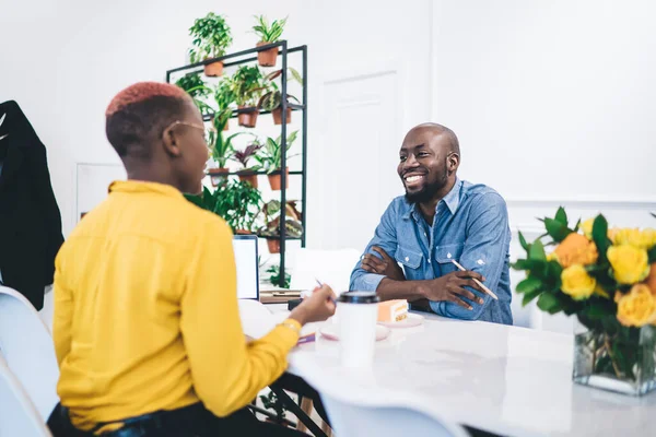 Side View Young Cheerful African American Colleagues Sitting Table Discussing — Stock Photo, Image