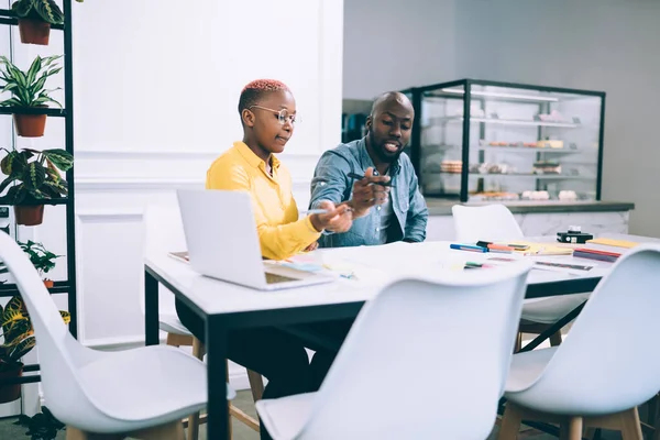 아프리카 미국인 직장에 종사하는 사람들 일상적 탁자에 노트북 노트북 노트북 — 스톡 사진