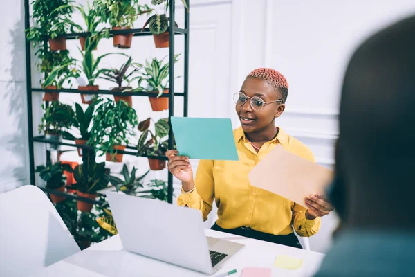 Emocionada Mujer Afroamericana Propietaria Negocio Que Estudia Con Interés Documento — Foto de Stock