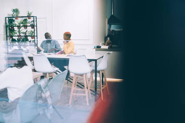 Afroamerikanische Mitarbeiter Freizeitkleidung Arbeiten Mit Dokumenten Die Einer Cafeteria Neben — Stockfoto