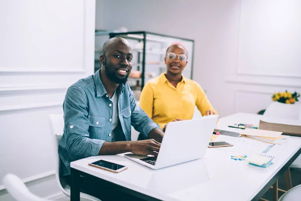 African American Smiling Cheerful Coworkers Casual Clothes Browsing Laptop Sitting — Stock Photo, Image