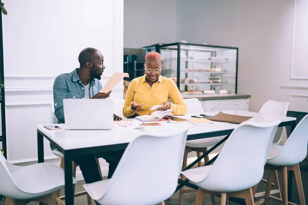 Afro Amerikaanse Collega Ruziënd Casual Kleding Werkend Met Documenten Zittend — Stockfoto