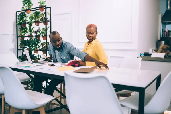 Zaměřené Afroameričtí Spolupracovníci Ležérní Oblečení Pracuje Dokumenty Surfování Notebooku Sedí — Stock fotografie