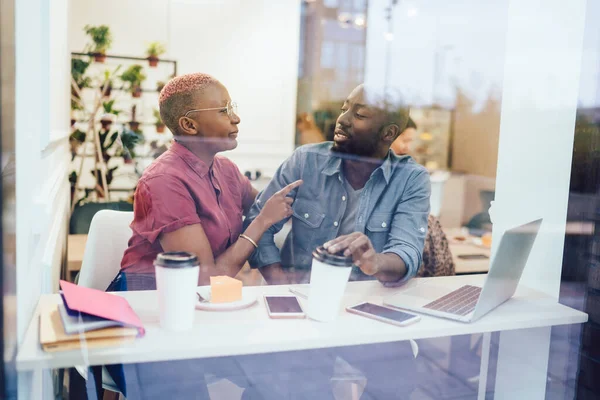 Attraverso Vetro Contenuto Fiducioso Partner Neri Durante Conversazione Sulla Strategia — Foto Stock