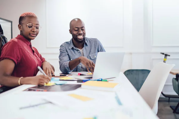 Mujer Afroamericana Confiada Sentada Escritorio Hablando Notas Mientras Colega Masculino — Foto de Stock