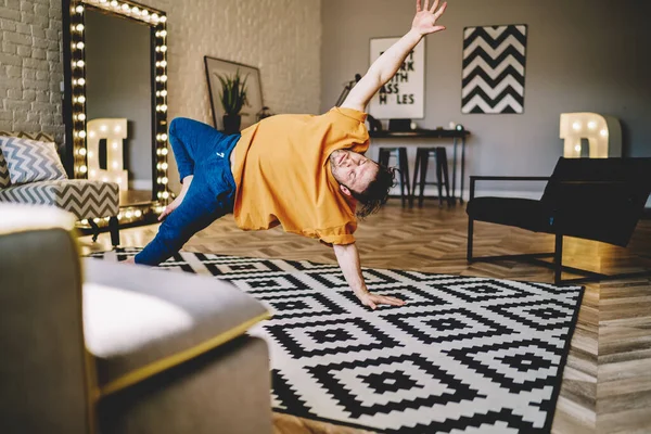 Konzentrierte Männchen Lässiger Kleidung Mit Erhobenem Arm Üben Yoga Pose — Stockfoto