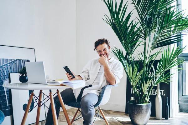 Stijlvolle Vrolijke Mannelijke Bebaarde Freelancer Brillen Lachend Tijdens Het Gebruik — Stockfoto