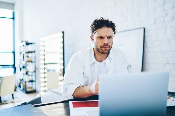 Geconcentreerde Pensive Volwassen Mannelijke Freelancer Gericht Laptop Scherm Tijdens Het — Stockfoto