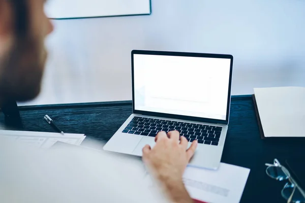 Achteraanzicht Van Gewas Drukke Externe Werknemer Met Behulp Van Laptop — Stockfoto