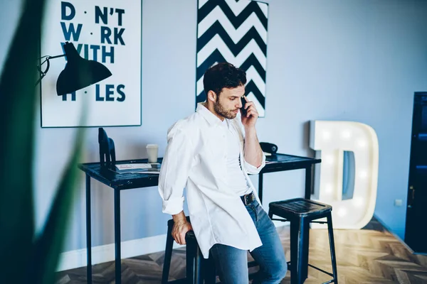Anxious Male White Shirt White Shirt Making Call Smartphone Leaning — Stock Photo, Image