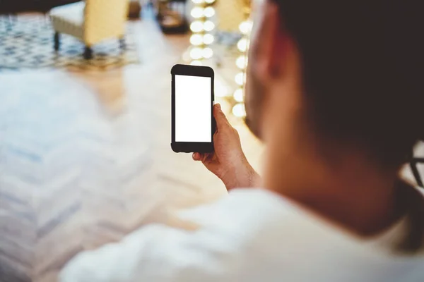 Yüzsüz Akıllı Konsantre Bir Erkeğin Cep Telefonuyla Göz Gezdirmesi Beyaz — Stok fotoğraf