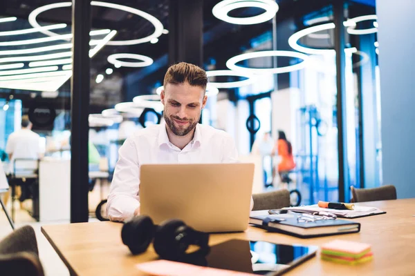 Freelancer Masculino Casual Inteligente Sorrindo Durante Mensagens Laptop Com Colegas — Fotografia de Stock