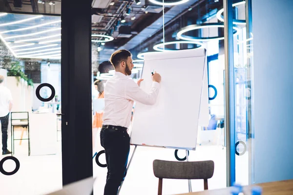 Běloch Muž Výkonný Zaměstnanec Inteligentní Ležérní Oblečení Pracuje Flip Chart — Stock fotografie