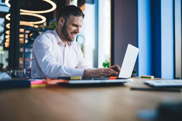 Vrolijke Geschoolde Mannelijke Professional Tevreden Met Afstand Baan Programmacode Slagen — Stockfoto