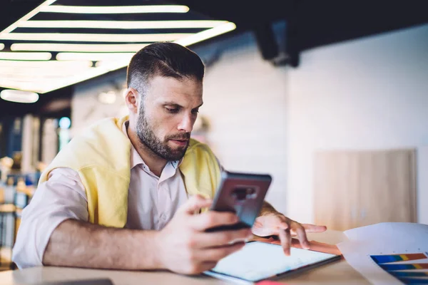 Freelancer Con Tecnologia Cellulare Mano Notifica Ricerca Aggiornamento Touch Pad — Foto Stock