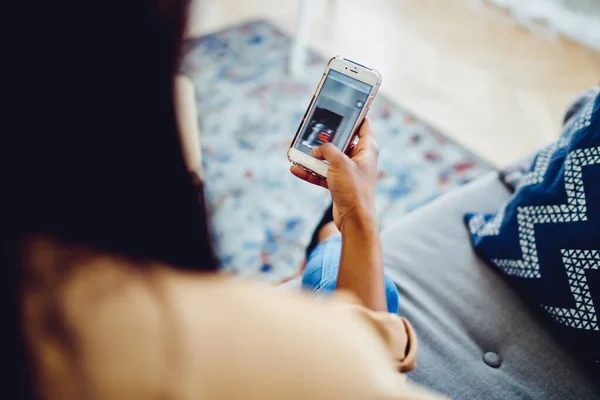 Från Ovan Syn Anonym Etnisk Dam Sitter Soffan Och Rulla — Stockfoto