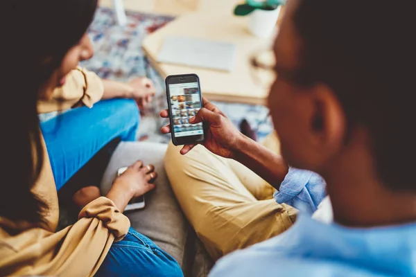 Van Boven Onherkenbare Zwarte Man Vrouw Scrollen Foto Moderne Smartphone — Stockfoto