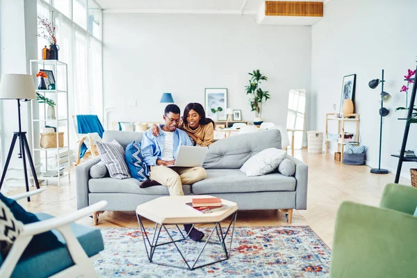 Happy Black Man Woman Smiling Using Modern Laptop Couch While — Stock Photo, Image