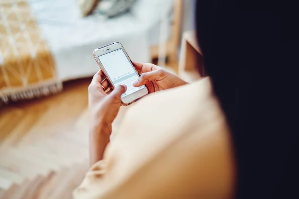 Von Oben Unkenntlich Ethnische Dame Sms Nachricht Den Sozialen Medien — Stockfoto