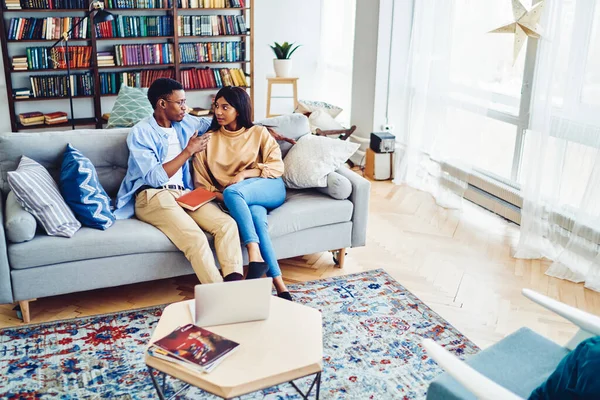 Jonge Afro Amerikaanse Echtpaar Casual Kleding Bespreken Plannen Terwijl Samen — Stockfoto