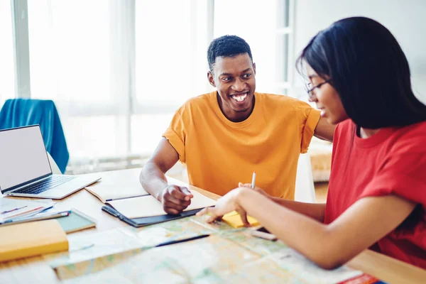 Alegre Hombre Piel Oscura Sonriendo Durante Conversación Vivo Con Próspera — Foto de Stock