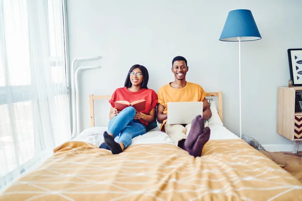 Alegre Hombre Afroamericano Utilizando Ordenador Portátil Cerca Mujer Étnica Encantada — Foto de Stock