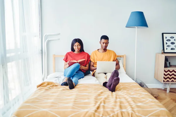 Vista Frontale Del Matrimonio Afroamericano Godendo Vacanze Ricreative Appartamento Casa — Foto Stock