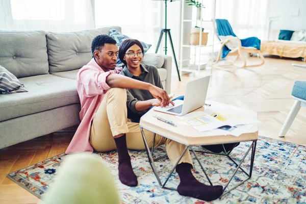 Donkere Huid Paar Liefde Kijken Tutorial Webinar Zelfrealisatie Tijdens Het — Stockfoto