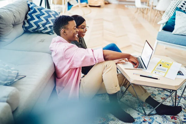 Vista Laterale Allegra Coppia Afroamericana Che Ride Naviga Laptop Contemporaneo — Foto Stock