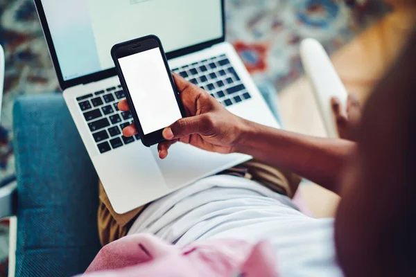 Desde Arriba Cosecha Hombre Afroamericano Sentado Sillón Mensajería Pantalla Vacía — Foto de Stock