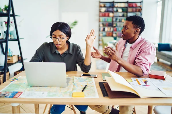 Irritierte Junge Ethnische Mitarbeiterin Brille Tippt Auf Laptop Und Ignoriert — Stockfoto