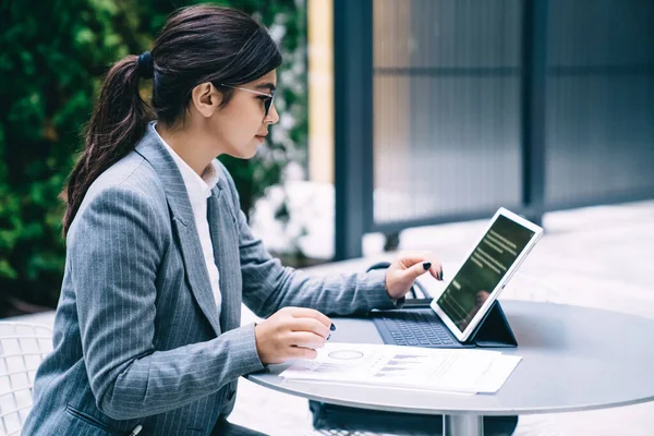 Zijaanzicht Van Formeel Geklede Vrouwelijke Ondernemer Controleren Van Financieel Nieuws — Stockfoto