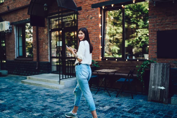 Contenuto Giovane Donna Moderna Camicia Bianca Strappato Jeans Sms Sul — Foto Stock