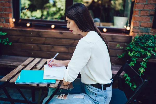 Attraktiv Latinamerikansk Student Som Sitter Kafeterrassen Kaffebaren Skriver Informasjon Til – stockfoto