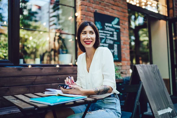 Joyeux Hipster Girl Assis Cafétéria Rue Passer Temps Pour Planifier — Photo